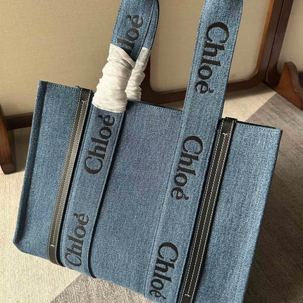 MEDIUM WOODY TOTE BAG 37 IN BLUE DENIM BLACK CALFSKIN