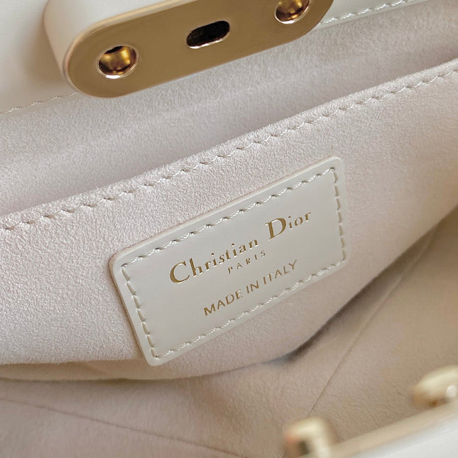 MEDIUM 22 KEY HANDBAG IN WHITE CALFSKIN