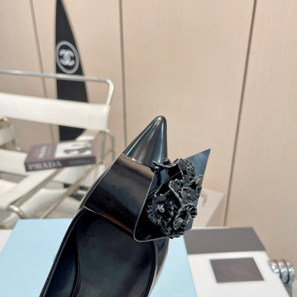 BALLET FLATS POINTED TOE IN BLACK SHINY CALFSKIN ATTACHED FLOWERS