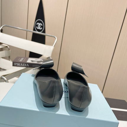 POINTED TOE PUMPS KITTEN HEEL IN GRAY GLOSSY LAMBSKIN WITH BOW