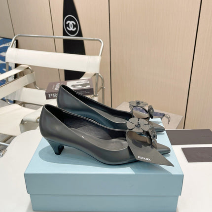 PUMPS KITTEN HEEL IN GRAY SHINY CALFSKIN ATTACHED FLOWERS