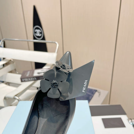 PUMPS KITTEN HEEL IN GRAY SHINY CALFSKIN ATTACHED FLOWERS