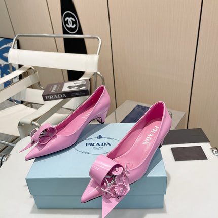 MEDIUM HEEL PUMPS IN PINK PATENT CALFSKIN ATTACHED CREATIVE FLOWERS