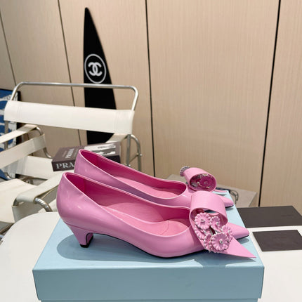 MEDIUM HEEL PUMPS IN PINK PATENT CALFSKIN ATTACHED CREATIVE FLOWERS