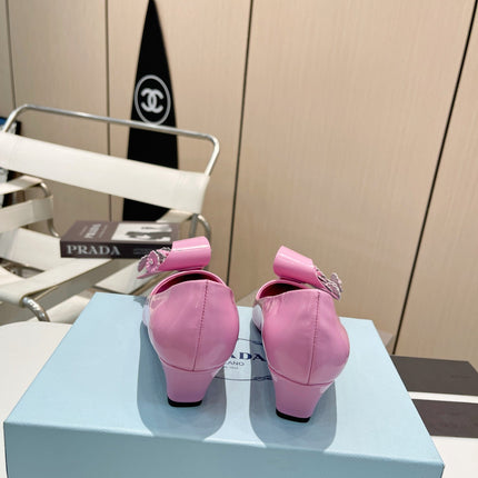 MEDIUM HEEL PUMPS IN PINK PATENT CALFSKIN ATTACHED CREATIVE FLOWERS