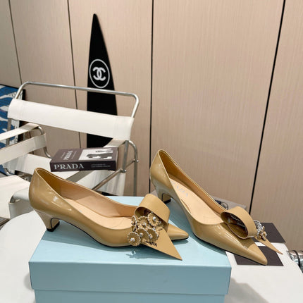 MEDIUM HEEL PUMPS IN TORTILLA BROWN PATENT CALFSKIN ATTACHED CREATIVE FLOWERS