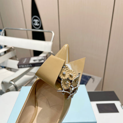 MEDIUM HEEL PUMPS IN TORTILLA BROWN PATENT CALFSKIN ATTACHED CREATIVE FLOWERS