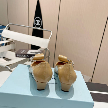 MEDIUM HEEL PUMPS IN TORTILLA BROWN PATENT CALFSKIN ATTACHED CREATIVE FLOWERS