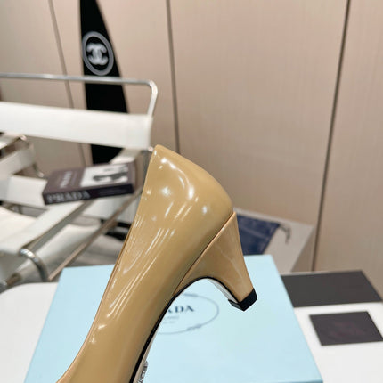 MEDIUM HEEL PUMPS IN TORTILLA BROWN PATENT CALFSKIN ATTACHED CREATIVE FLOWERS