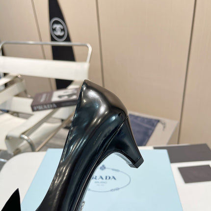 KITTEN HEEL PUMPS WITH CREATIVE SHAPE IN BLACK GLOSSY LAMBSKIN