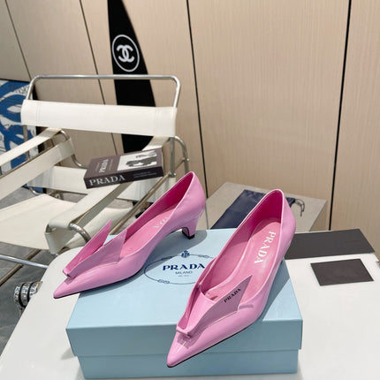 KITTEN HEEL PUMPS WITH CREATIVE SHAPE IN PINK GLOSSY LAMBSKIN