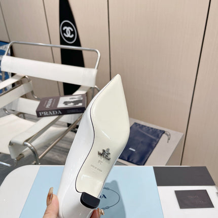 KITTEN HEEL PUMPS WITH CREATIVE SHAPE IN WHITE GLOSSY LAMBSKIN