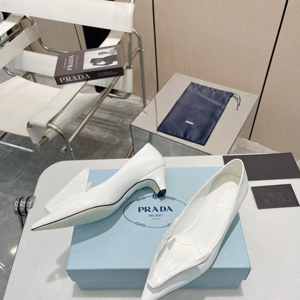 KITTEN HEEL PUMPS WITH CREATIVE SHAPE IN WHITE GLOSSY LAMBSKIN