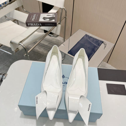 POINTED TOE PUMPS KITTEN HEEL IN WHITE GLOSSY LAMBSKIN WITH BOW