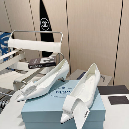 POINTED TOE PUMPS KITTEN HEEL IN WHITE GLOSSY LAMBSKIN WITH BOW