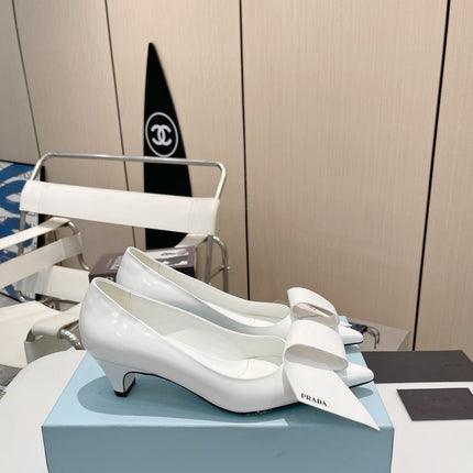 POINTED TOE PUMPS KITTEN HEEL IN WHITE GLOSSY LAMBSKIN WITH BOW