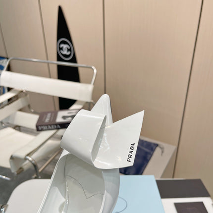 POINTED TOE PUMPS KITTEN HEEL IN WHITE GLOSSY LAMBSKIN WITH BOW