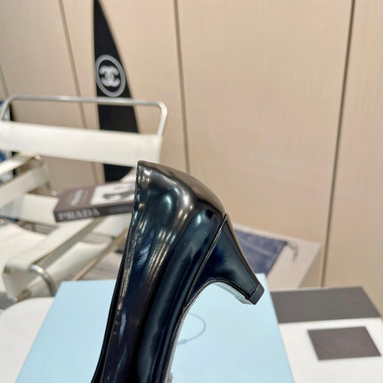 POINTED TOE PUMPS KITTEN HEEL IN BLACK GLOSSY LAMBSKIN WITH BOW