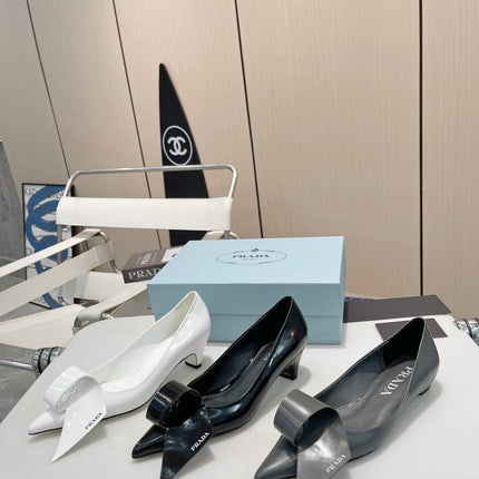 POINTED TOE PUMPS KITTEN HEEL IN BLACK GLOSSY LAMBSKIN WITH BOW