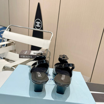 SLINGBACK KITTEN HEEL IN BLACK SHINY CALFSKIN ATTACHED FLOWERS