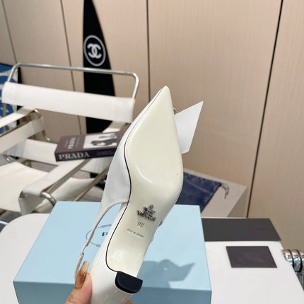 POINTED TOE SLINGBACK KITTEN HEEL WITH FLOWER BOW IN WHITE GLOSSY LAMBSKIN