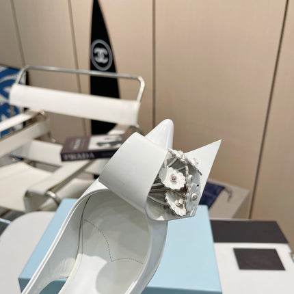 POINTED TOE SLINGBACK KITTEN HEEL WITH FLOWER BOW IN WHITE GLOSSY LAMBSKIN