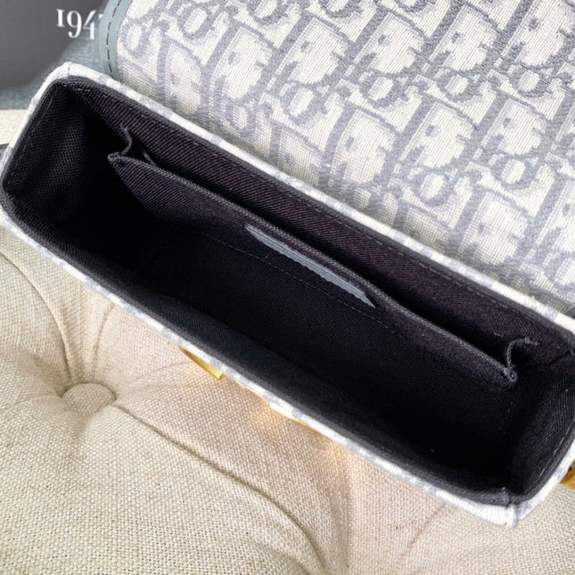 MONTAIGNE 19 HANDBAG IN GREY CALFSKIN
