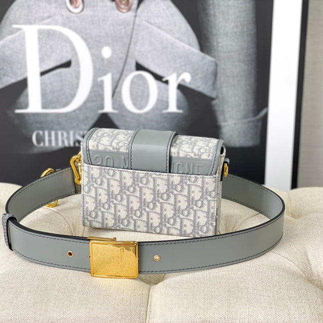MONTAIGNE 19 HANDBAG IN GREY CALFSKIN