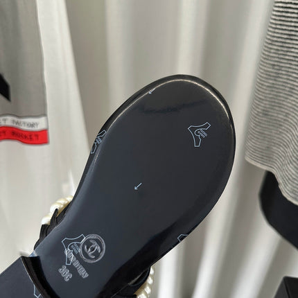 CLASSIC THONG SANDALS PEARL CHAIN IN WHITE LAMBSKIN