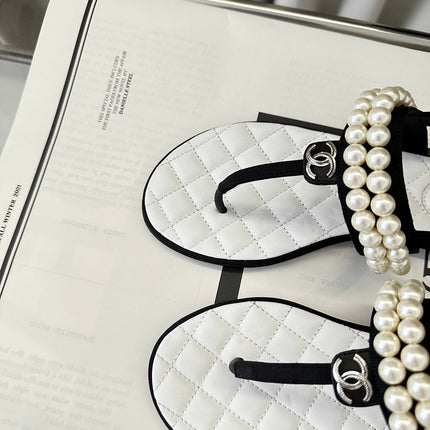 CLASSIC THONG SANDALS PEARL CHAIN IN WHITE LAMBSKIN