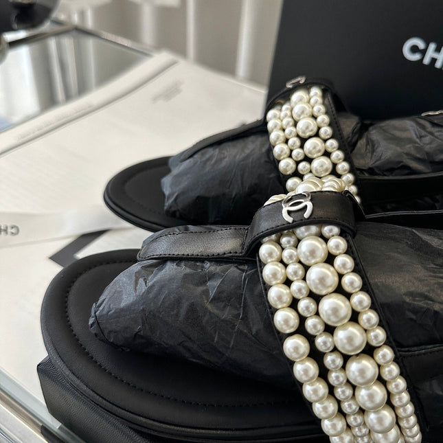 CLASSIC THONG SANDALS PEARL CHAIN IN BLACK LAMBSKIN