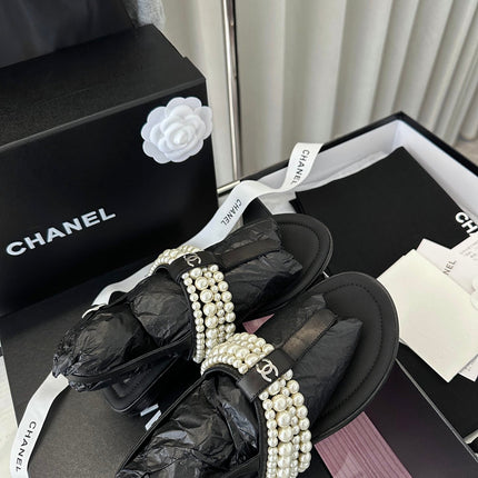 CLASSIC THONG SANDALS PEARL CHAIN IN BLACK LAMBSKIN