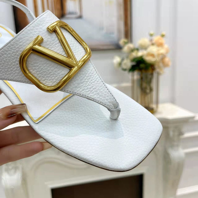THONG SANDALS IN WHITE CALFSKIN WITH GOLD LOGO
