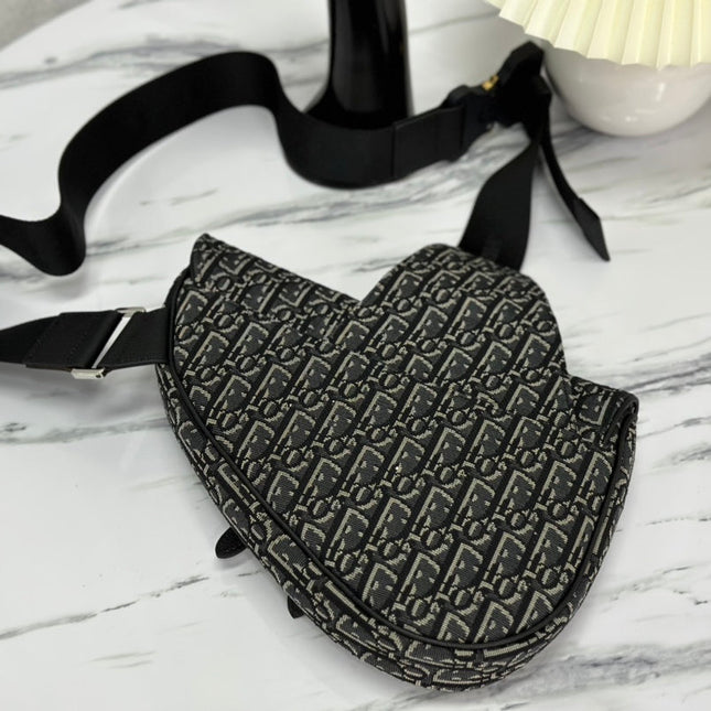 SADDLE 28 BAG IN BLACK OBLIQUE JACQUARD