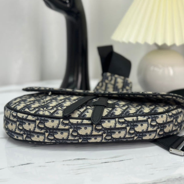 SADDLE 28 BAG IN BEIGE AND BLACK OBLIQUE JACQUARD