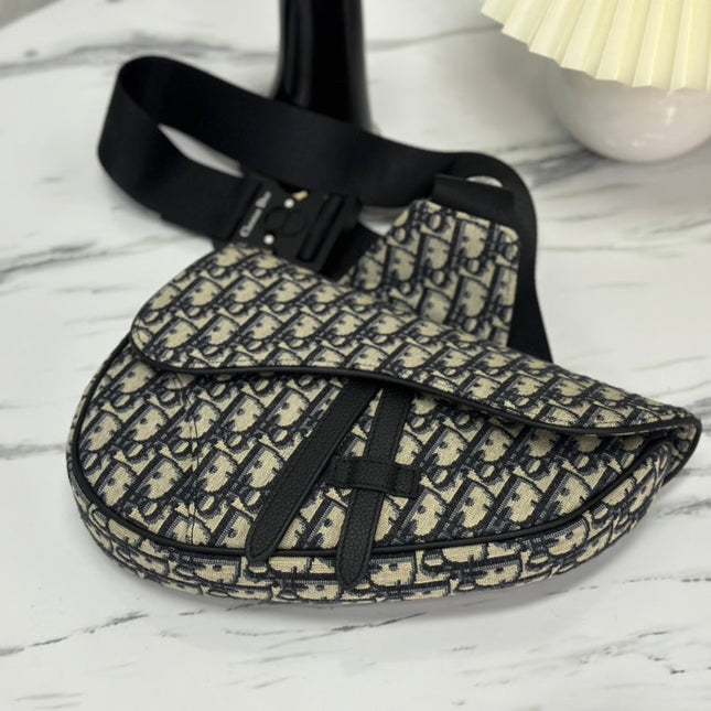 SADDLE 28 BAG IN BEIGE AND BLACK OBLIQUE JACQUARD