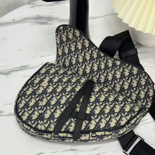 SADDLE 28 BAG IN BEIGE AND BLACK OBLIQUE JACQUARD