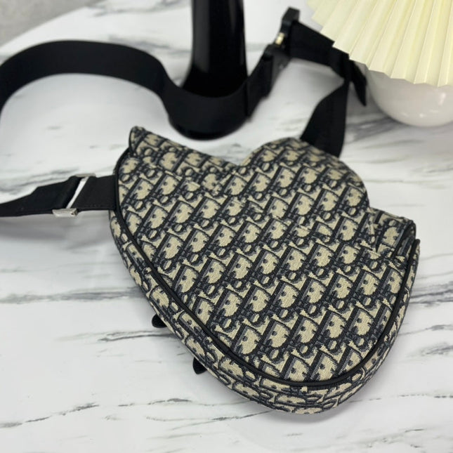 SADDLE 28 BAG IN BEIGE AND BLACK OBLIQUE JACQUARD