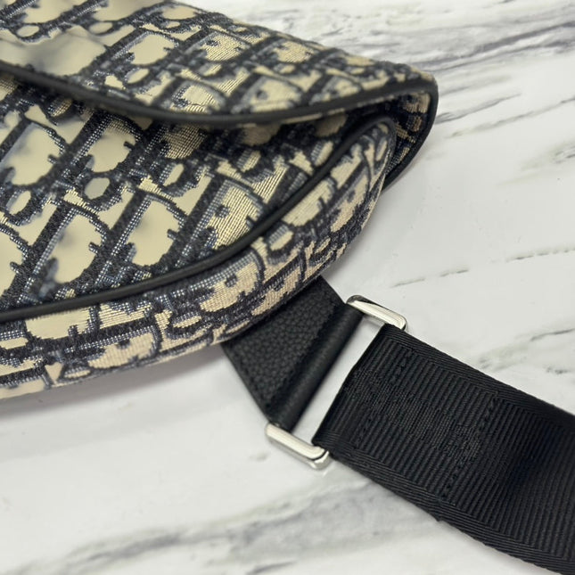 SADDLE 28 BAG IN BEIGE AND BLACK OBLIQUE JACQUARD