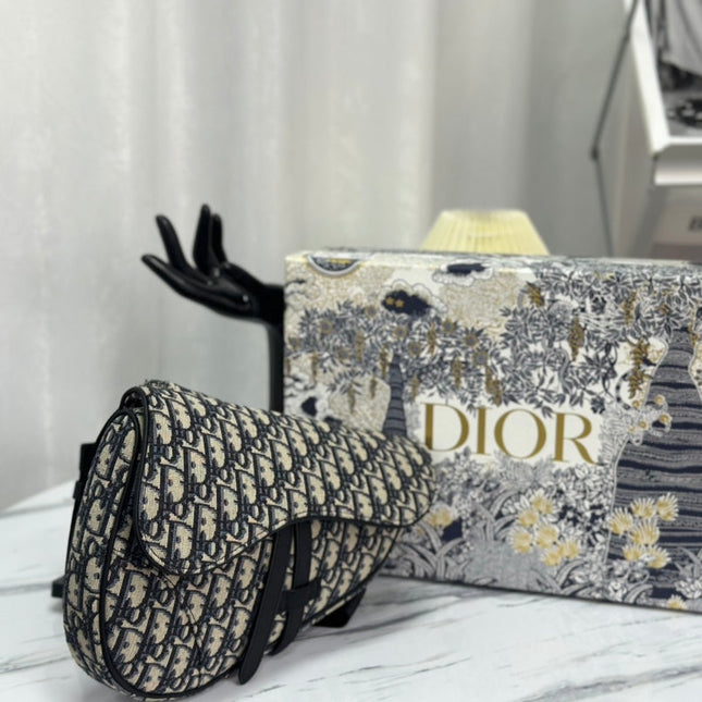 SADDLE 28 BAG IN BEIGE AND BLACK OBLIQUE JACQUARD