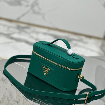 VANITY CASE 18 IN EMERALD GREEN GRAINED CALFSKIN GOLD HARDWARE