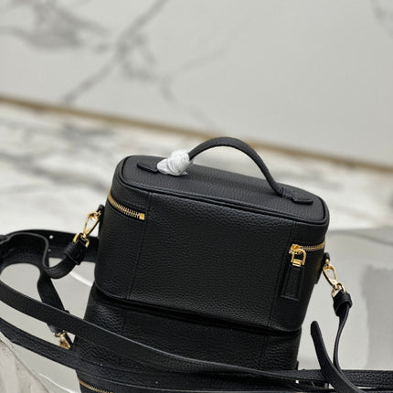 VANITY CASE 18 IN BLACK GRAINED CALFSKIN GOLD HARDWARE