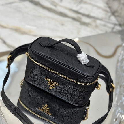VANITY CASE 18 IN BLACK GRAINED CALFSKIN GOLD HARDWARE