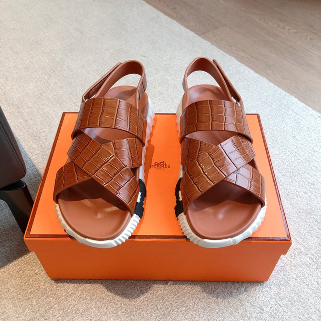 HM ELECTRIC CROCODILE MOTIF SANDAL CIDER CALFSKIN