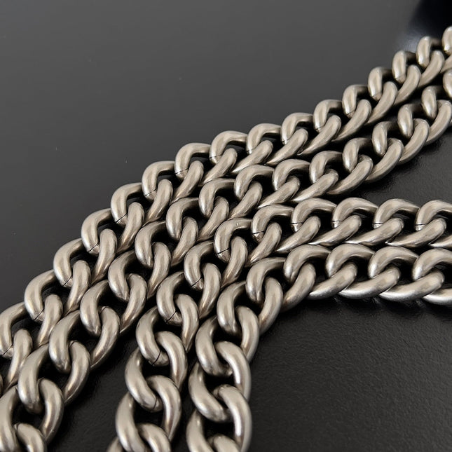 CRUSH CHAINED BAG 25 IN SILVER METALLIC QUILTED CRUSHED CALFSKIN