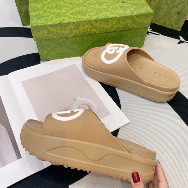 INTERLOCKING G SLIDE SANDAL IN TORTILLA BROWN IMPORTED TPU