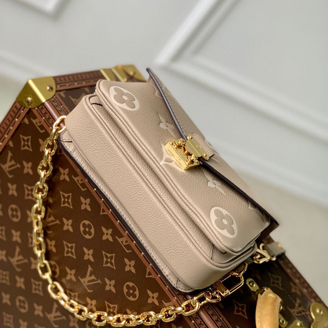 POCHETTE MÉTIS EAST WEST 21 IN BEIGE MONOGRAM EMPREINTE CALFSKIN EMBOSSED LOGO