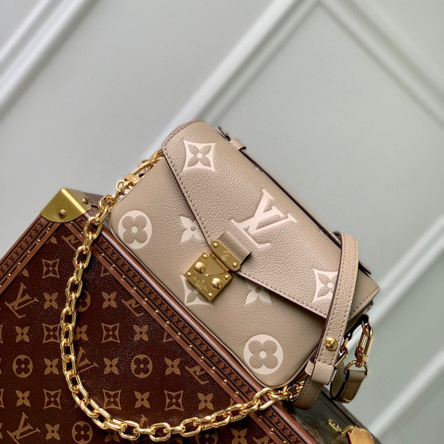 POCHETTE MÉTIS EAST WEST 21 IN BEIGE MONOGRAM EMPREINTE CALFSKIN EMBOSSED LOGO