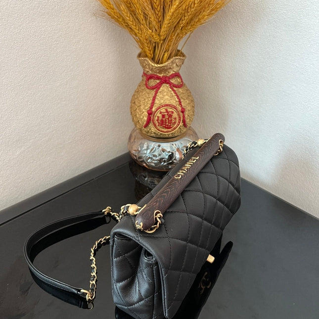 CC FLAP BAG 21 IN BLACK WITH WOODEN HANDLE