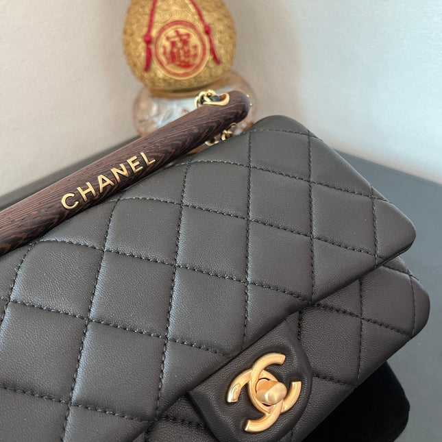 CC FLAP BAG 21 IN BLACK WITH WOODEN HANDLE